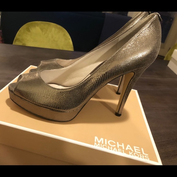 NIB Michael Kors platinum platform peep toe pumps - Picture 5 of 8